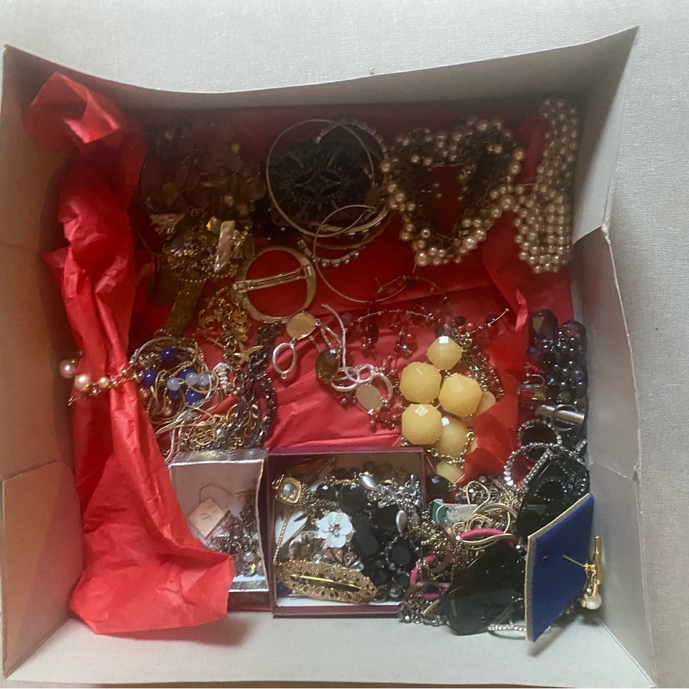 Assorted Jewelry Collection - Picture 3 of 3